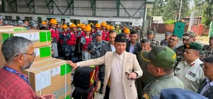 भाेटेकाेशी बाढी प्रभावित क्षेत्रमा सेना मार्फत आठ  टन राहत सामग्री पठाइयो