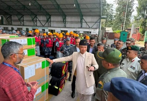 भाेटेकाेशी बाढी प्रभावित क्षेत्रमा सेना मार्फत आठ टन राहत सामग्री पठाइयो भाेटेकाेशी बाढी प्रभावित क्षेत्रमा सेना मार्फत आठ टन राहत सामग्री पठाइयो