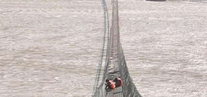 भोटेकोशी बाढीले क्षतिग्रस्त पुलकाे मर्मत तथा पुननिर्माण तीव्र: पूर्वधार मन्त्रालय
