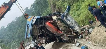 दाउन्नेमा बस पल्टिँदा ६ जनाको मृत्यु, ११ घाइते